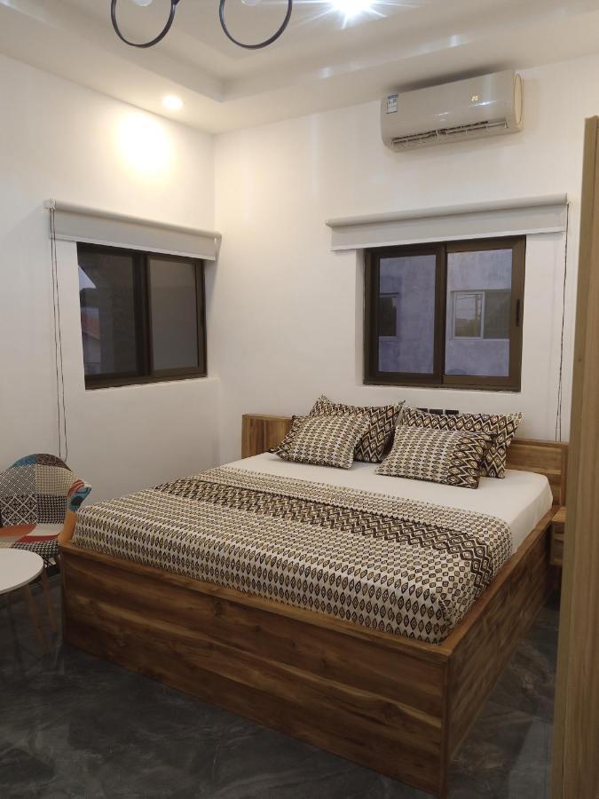 Marys Guest House Ломе Екстериор снимка