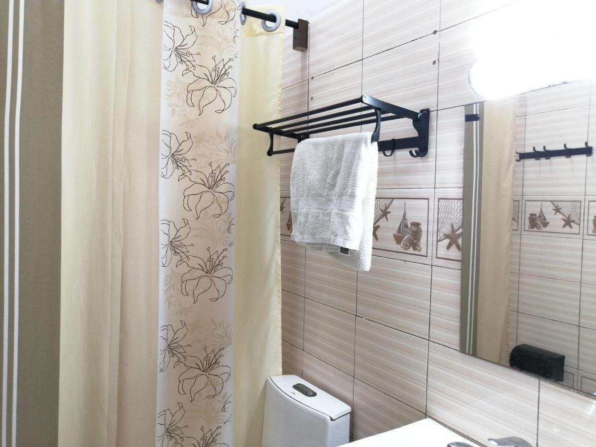 Marys Guest House Ломе Екстериор снимка