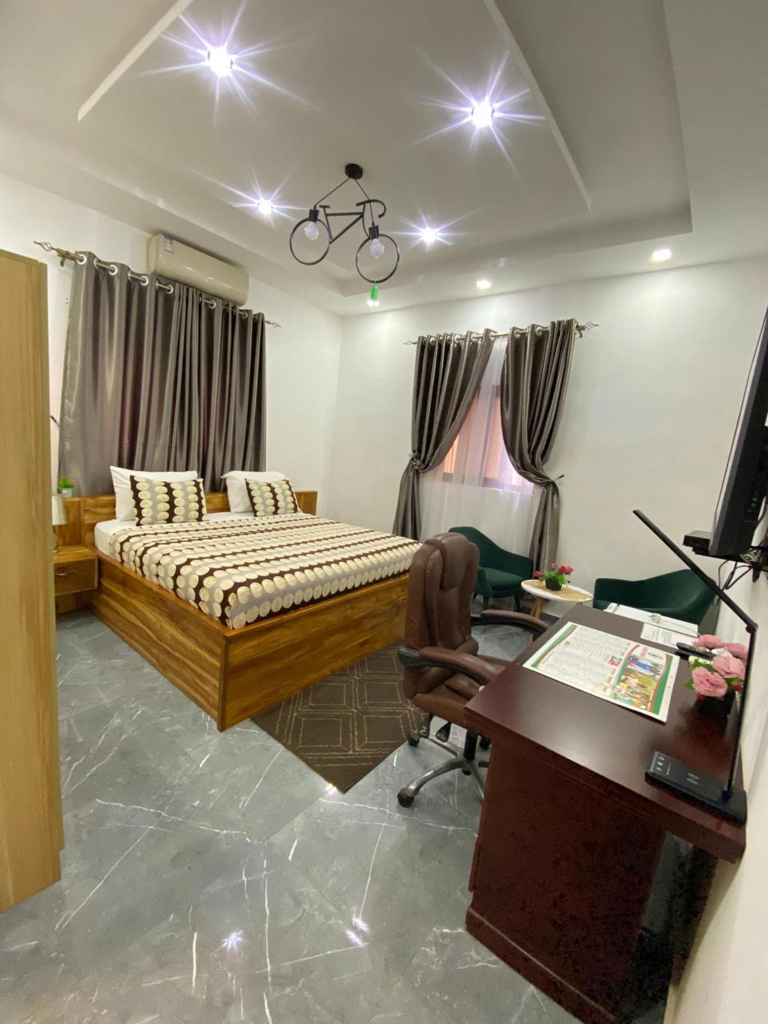 Marys Guest House Ломе Екстериор снимка