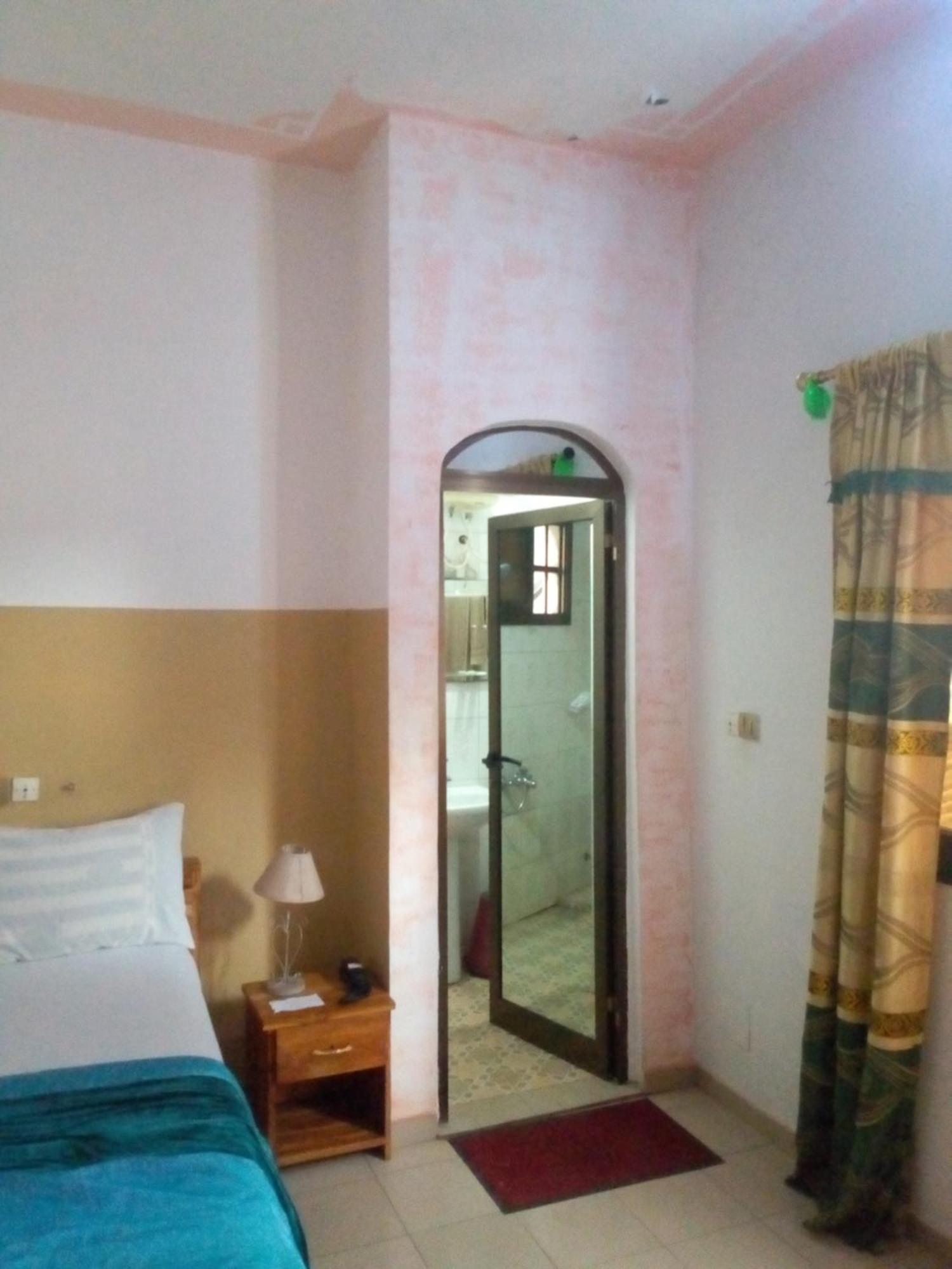 Marys Guest House Ломе Екстериор снимка
