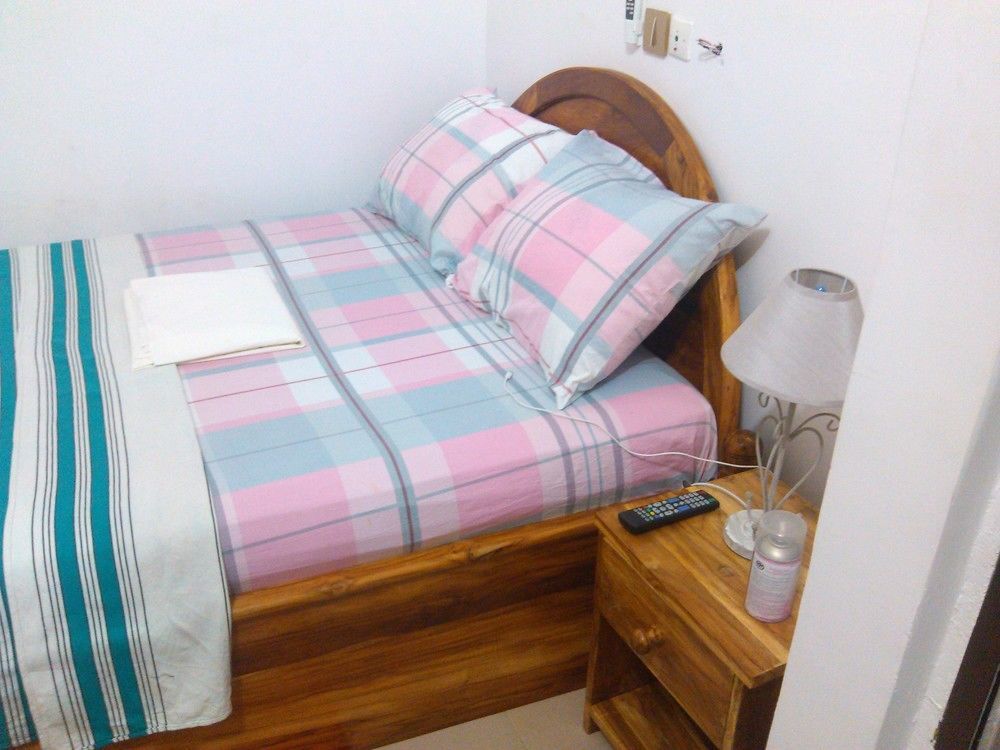 Marys Guest House Ломе Екстериор снимка