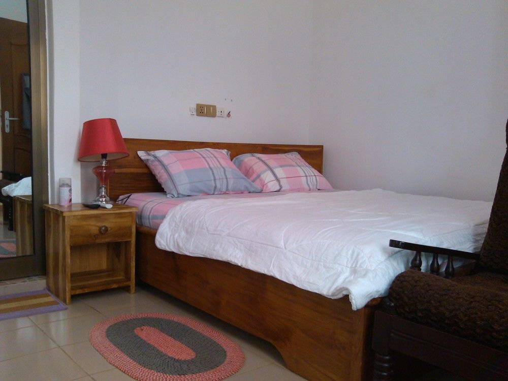 Marys Guest House Ломе Екстериор снимка