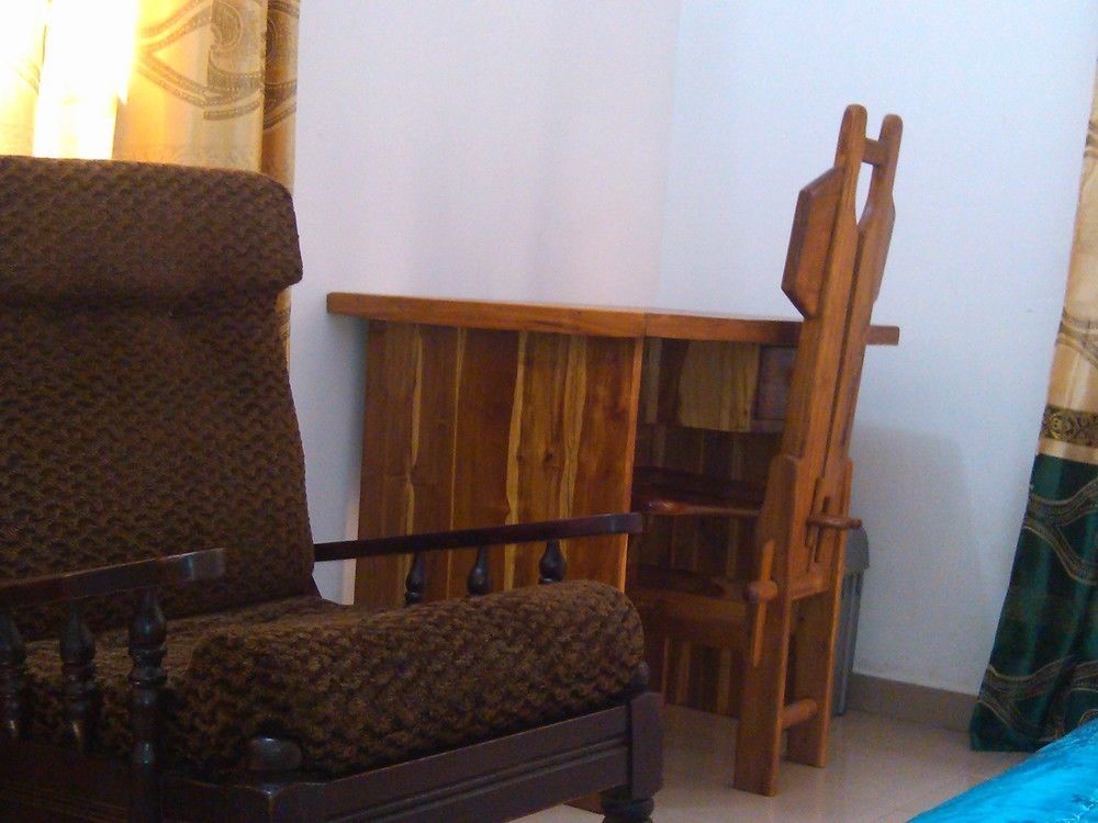 Marys Guest House Ломе Екстериор снимка