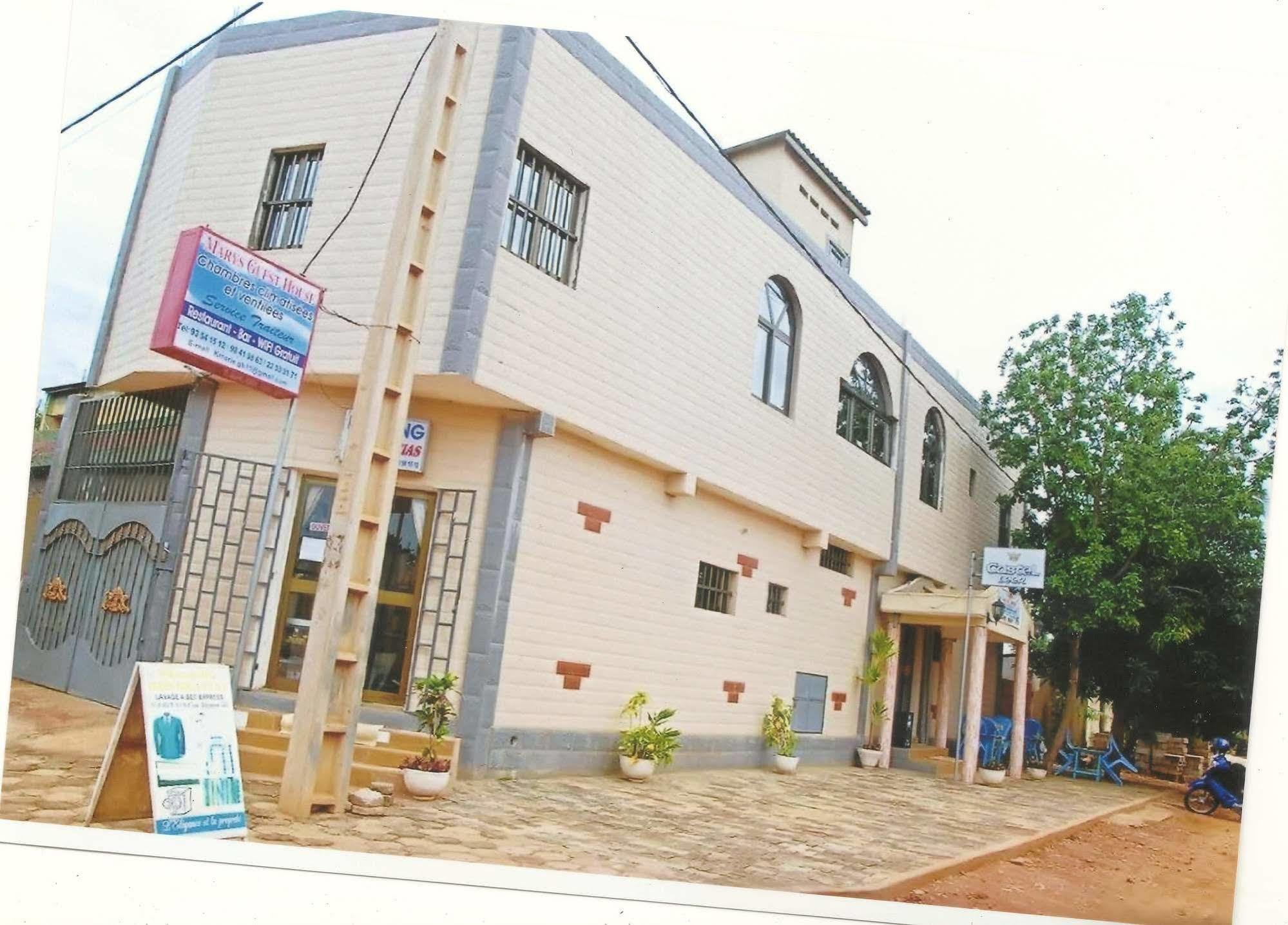 Marys Guest House Ломе Екстериор снимка