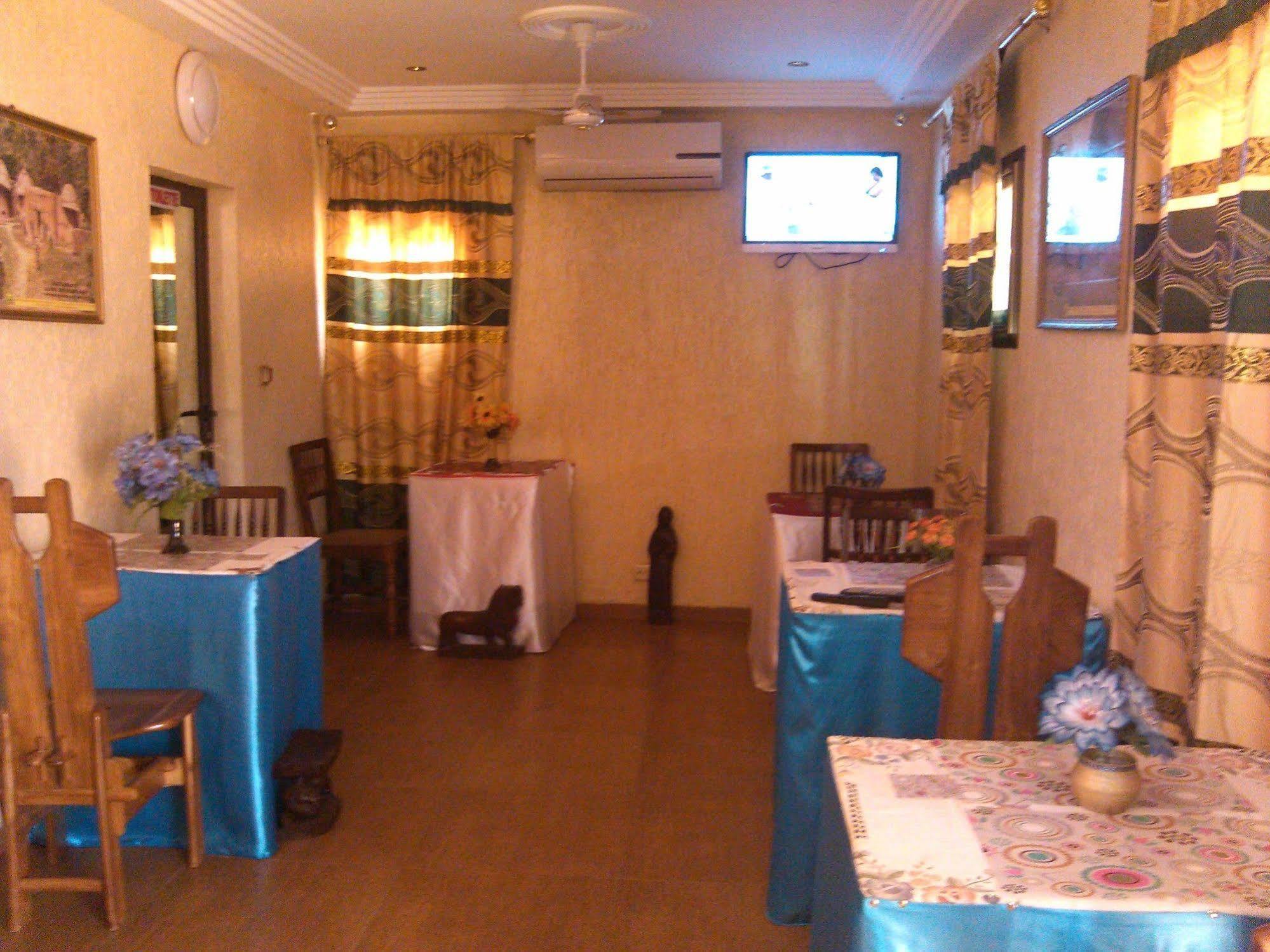 Marys Guest House Ломе Екстериор снимка